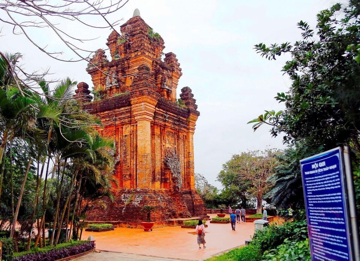 Dấu Ấn Lịch Sử và Văn Hóa Của Tháp Nhạn