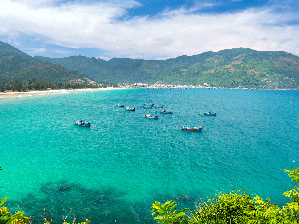 Vẻ Đẹp Thiên Nhiên Hữu Tình Của Vịnh Vũng Rô